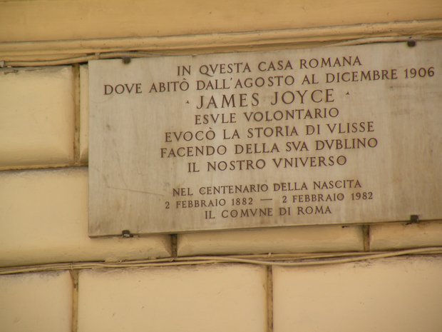  plaque évoquant la mémoire de James Joyce sur un immeuble
